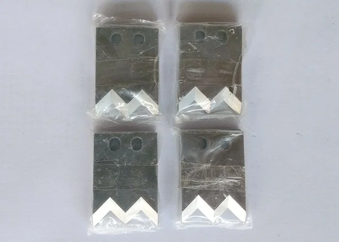 Vitt stålblad, tungstenstålblad, platt spårblad, för avtagningsmaskin Tungstenstålblad, höghastighetsstålblad, enkeltrådigt tungstenstålblad, ett dubbeltrådigt tungstenstålblad, ett par terminalblad, 3F luftpeelingmaskinblad, ett stycke enkeltrådigt höghastighetsstålblad, ett stycke dubbeltrådigt höghastighetstålblad, 2000# formblad, Koaxial maskinblad, vitt stålblad