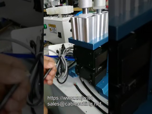 Vertikal halvautomatisk pneumatisk kabelavskalare – Klipp, skala & vrid kopparkablar